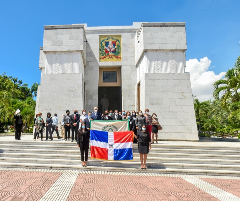 CONAPE deposita ofrenda florar en el Altar de la Patria, por motivo al Dia Nacional del Envejeciente