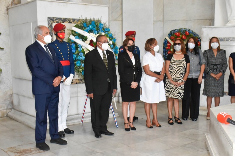 CONAPE deposita ofrenda florar en el Altar de la Patria, por motivo al Dia Nacional del Envejeciente