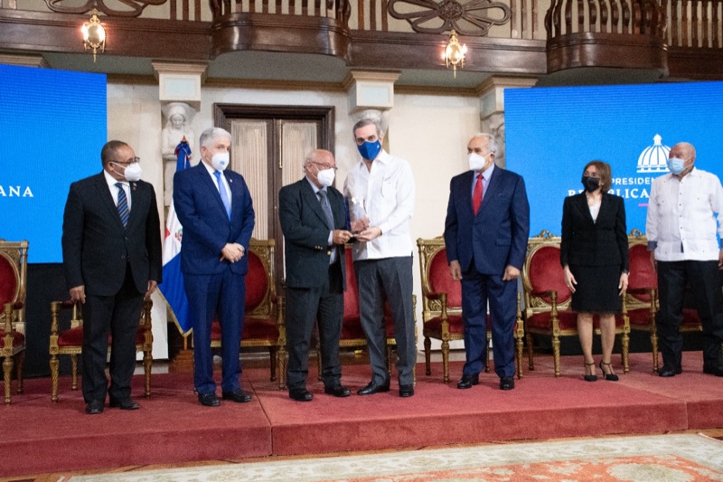 Presidencia de la Republica y CONAPE reconocen adultos mayores destacados