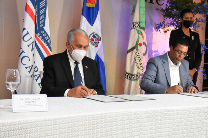 El CONAPE firmó un convenio con la Liga Municipal Dominicana