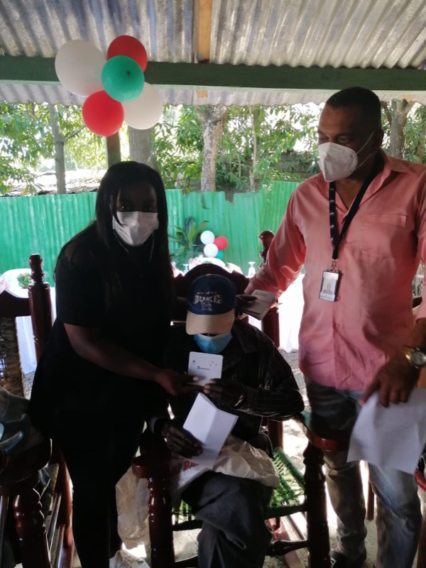 Distribución de bonos navideños a adultos mayores en los centros del CONAPE