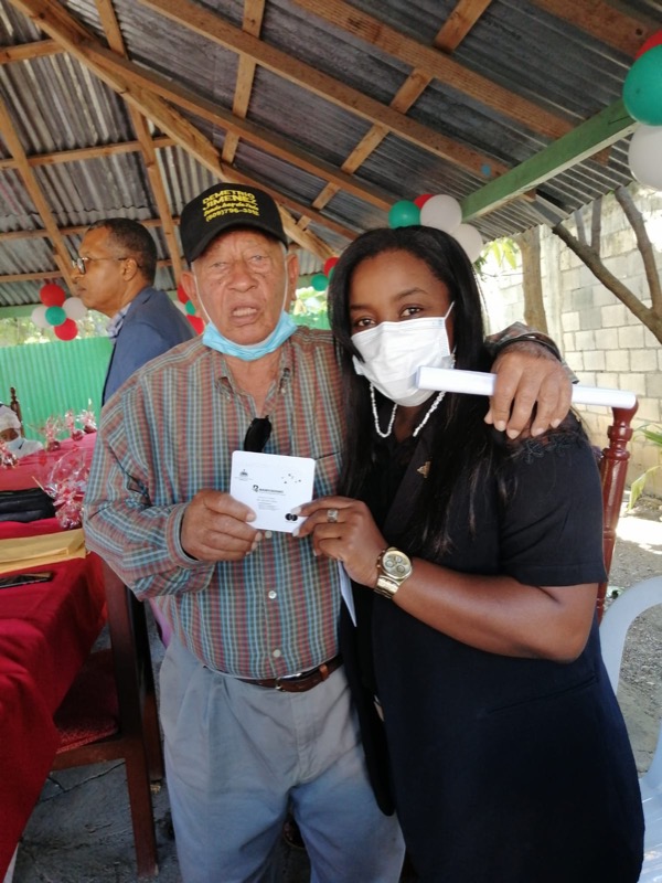 Distribución de bonos navideños a adultos mayores en los centros del CONAPE