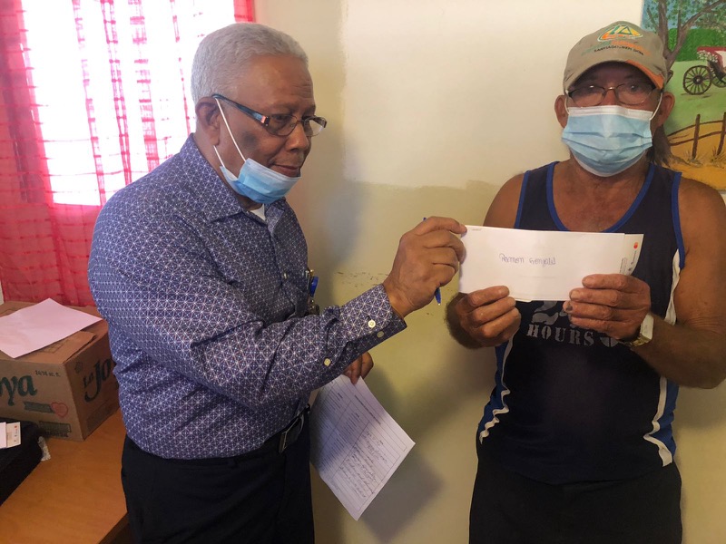 Distribución de bonos navideños a adultos mayores en los centros del CONAPE
