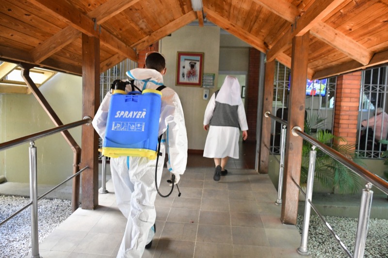 CONAPE inicia jornada de desinfección en centros que trabajan con adultos mayores 