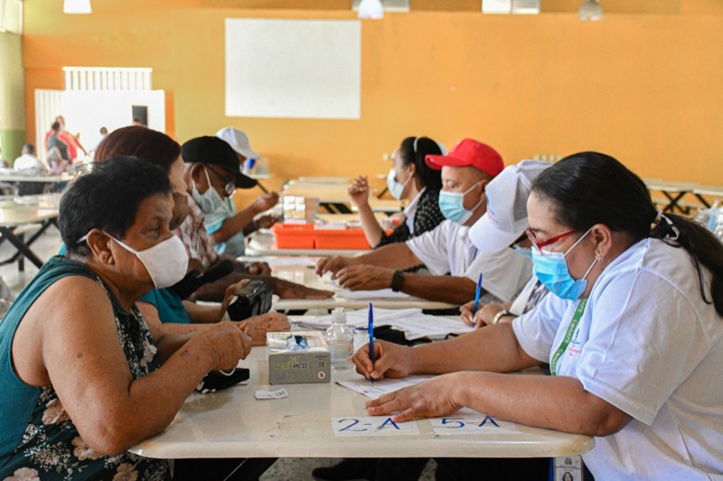 CONAPE Asiste Adultos Mayores en el Enriquillo de Herrera