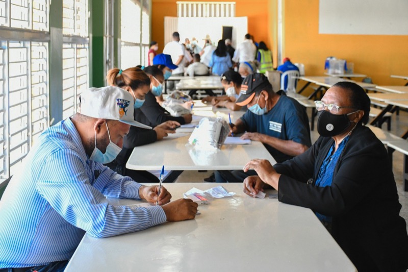 CONAPE Asiste Adultos Mayores en el Enriquillo de Herrera