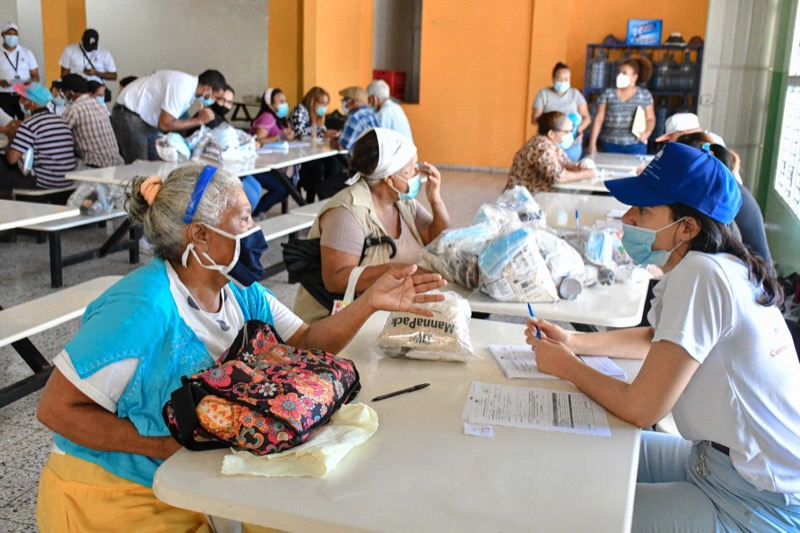 CONAPE Asiste Adultos Mayores en el Enriquillo de Herrera