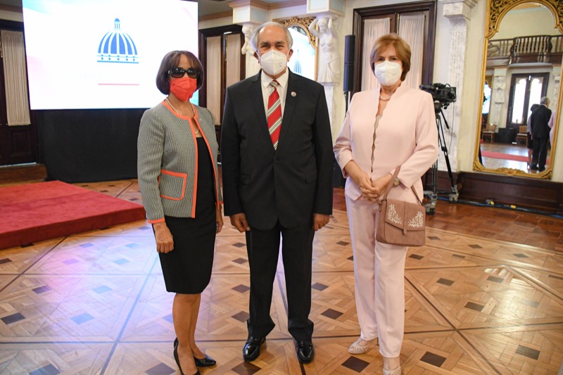 El Poder Ejecutivo entrega premios a adultos mayores en Palacio.