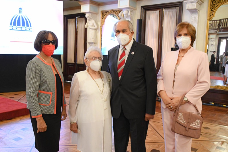 El Poder Ejecutivo entrega premios a adultos mayores en Palacio.