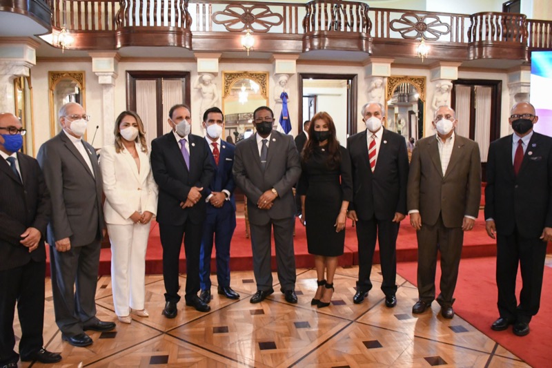 El Poder Ejecutivo entrega premios a adultos mayores en Palacio.