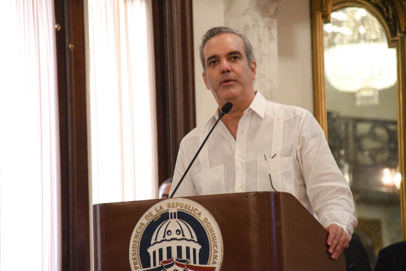 El Poder Ejecutivo entrega premios a adultos mayores en Palacio.