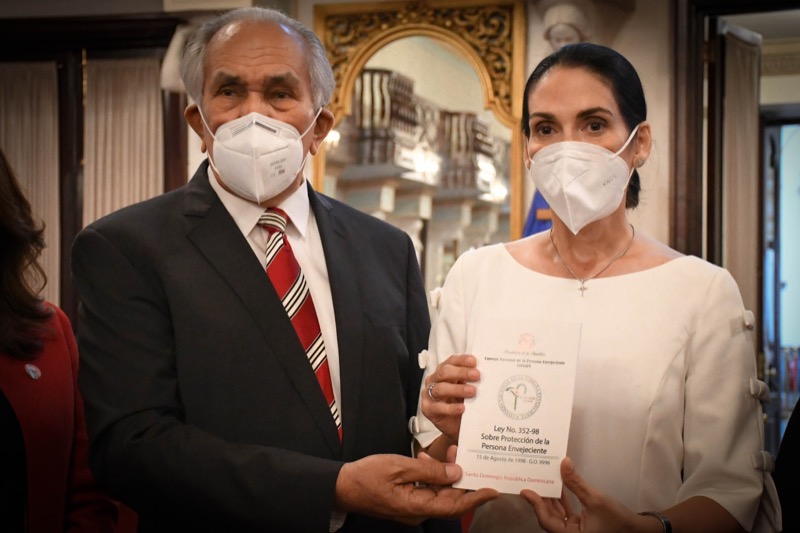 El Poder Ejecutivo entrega premios a adultos mayores en Palacio.