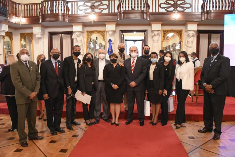 El Poder Ejecutivo entrega premios a adultos mayores en Palacio.