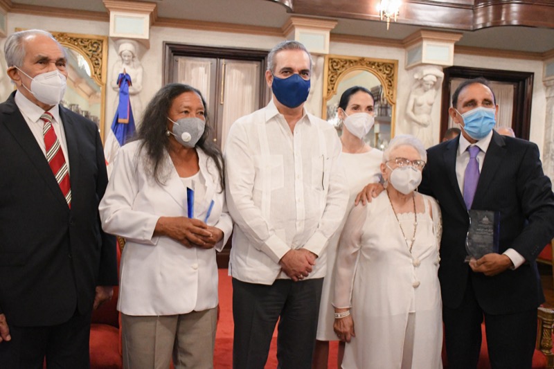 El Poder Ejecutivo entrega premios a adultos mayores en Palacio.