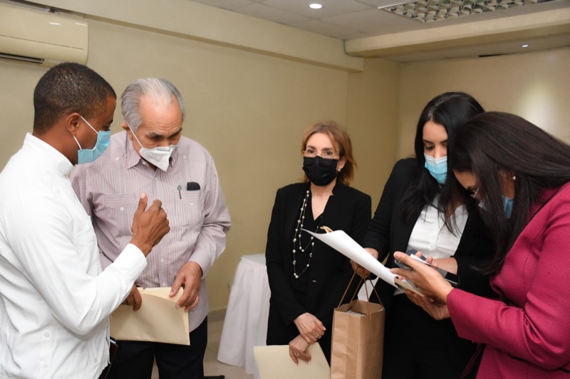 Visita del director ejecutivo del CONPAE a la gobernación de azua