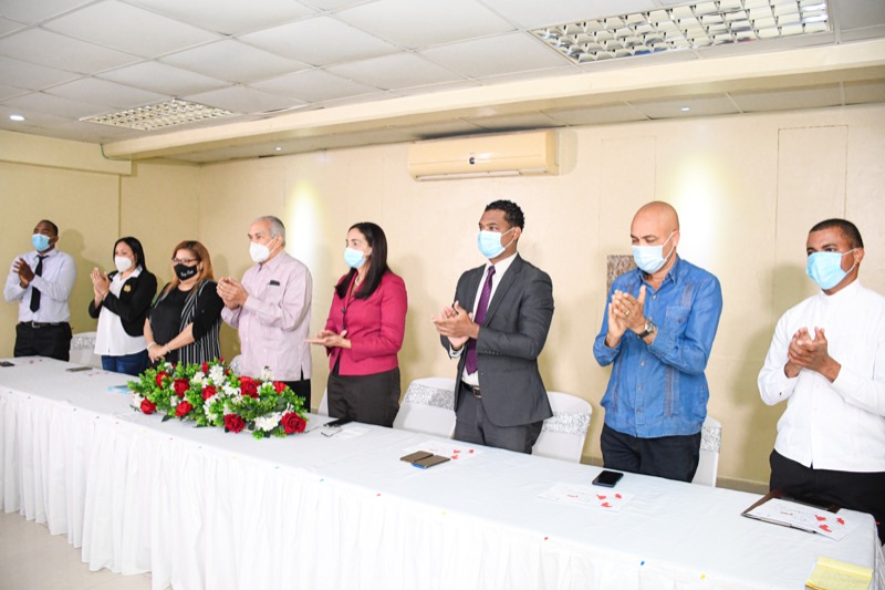 Visita del director ejecutivo del CONPAE a la gobernación de azua