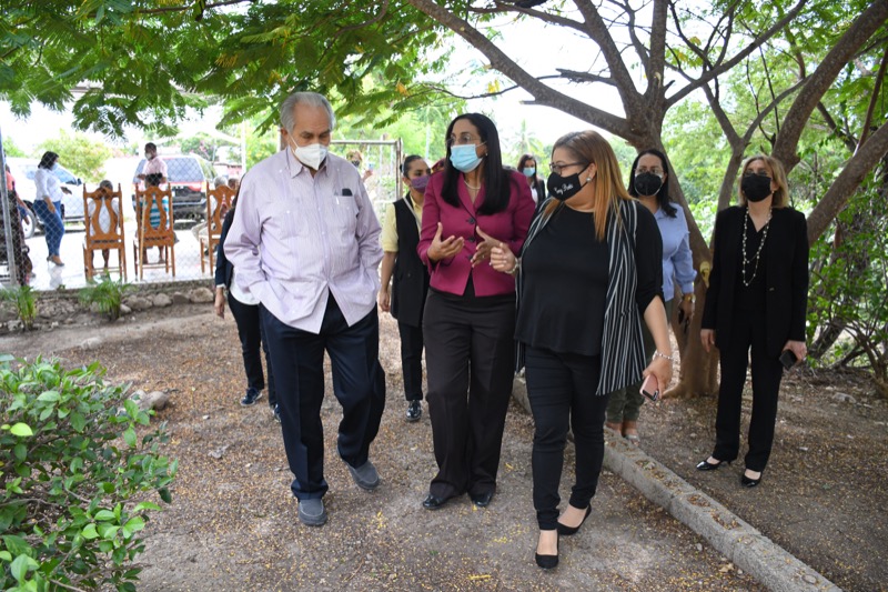 Visita del director ejecutivo del CONPAE a la gobernación de azua