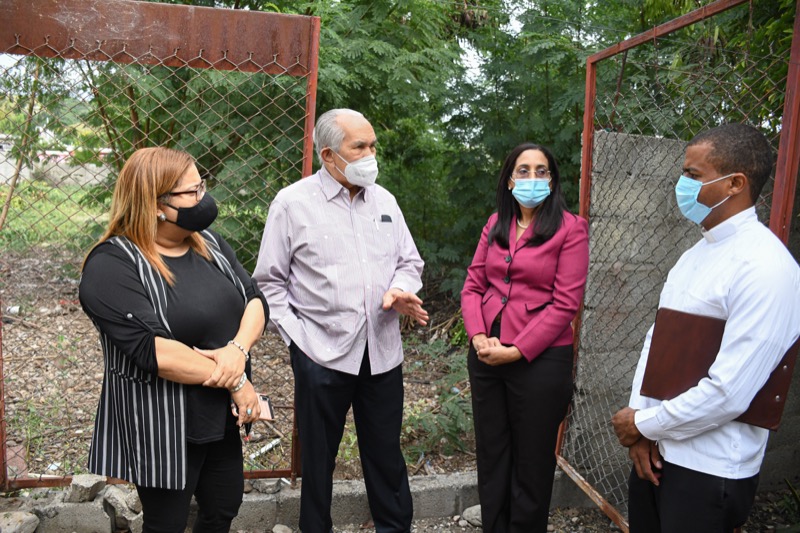 Visita del director ejecutivo del CONPAE a la gobernación de azua