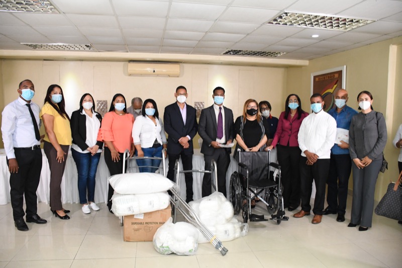 Visita del director ejecutivo del CONPAE a la gobernación de azua