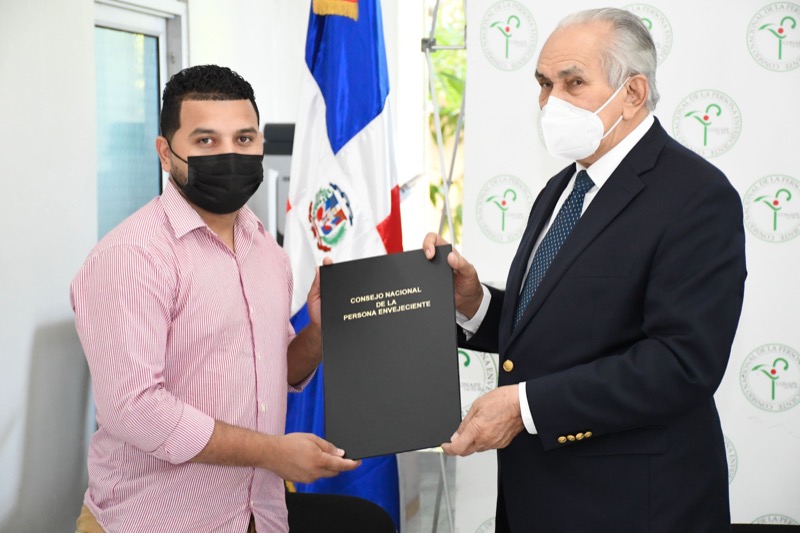 Conape firma acuerdos para compra de suplementos para asilos