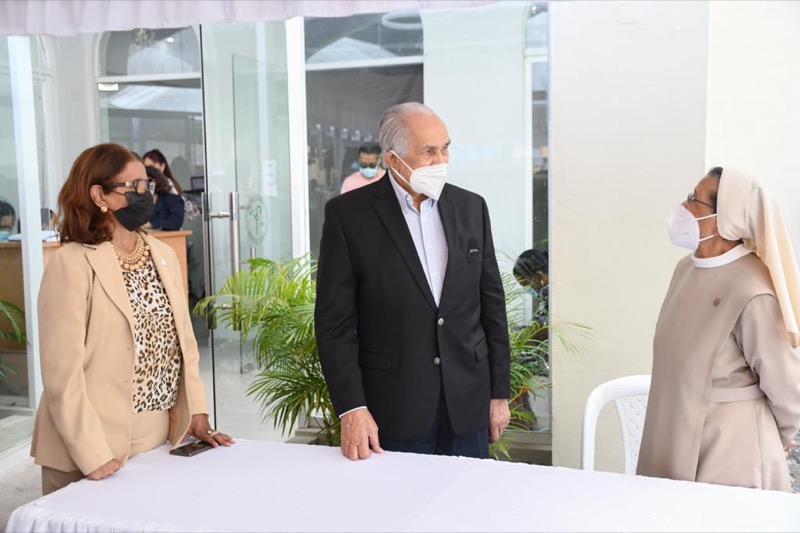 Firma de Convenios entre el CONAPE y ASOPROAD, Hogar de Ancianos Inspiración Divina, y otro.
