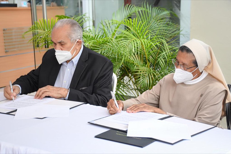 Firma de Convenios entre el CONAPE y ASOPROAD, Hogar de Ancianos Inspiración Divina, y otro.
