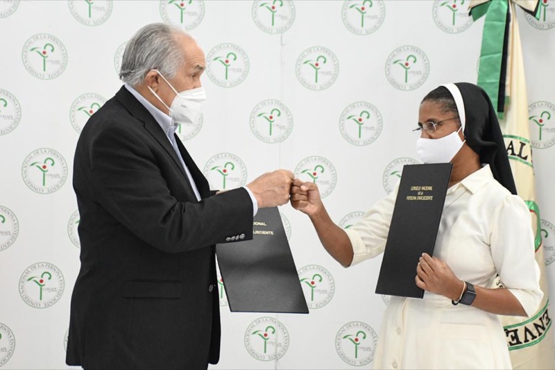 Firma de Convenios entre el CONAPE y ASOPROAD, Hogar de Ancianos Inspiración Divina, y otro.