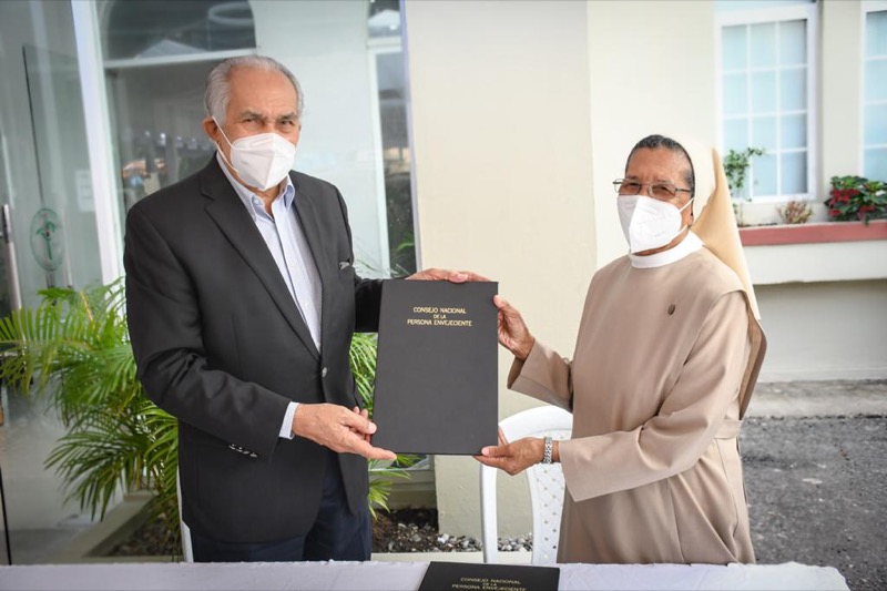 Firma de Convenios entre el CONAPE y ASOPROAD, Hogar de Ancianos Inspiración Divina, y otro.