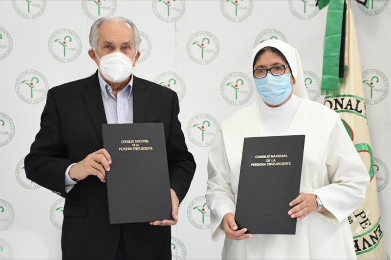 Firma de Convenios entre el CONAPE y ASOPROAD, Hogar de Ancianos Inspiración Divina, y otro.