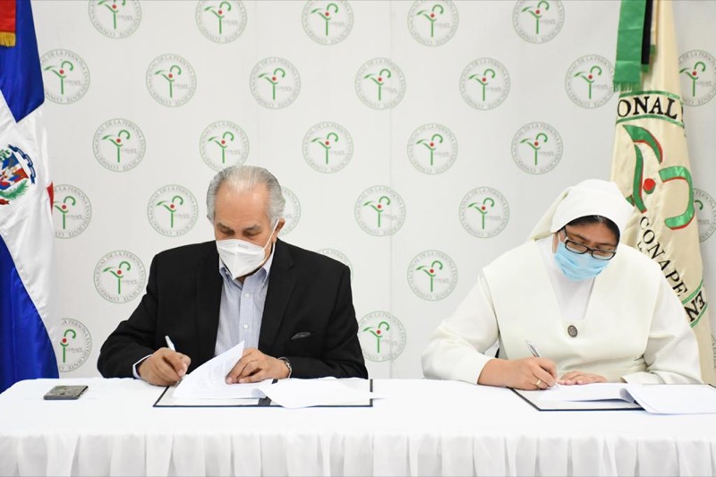 Firma de Convenios entre el CONAPE y ASOPROAD, Hogar de Ancianos Inspiración Divina, y otro.