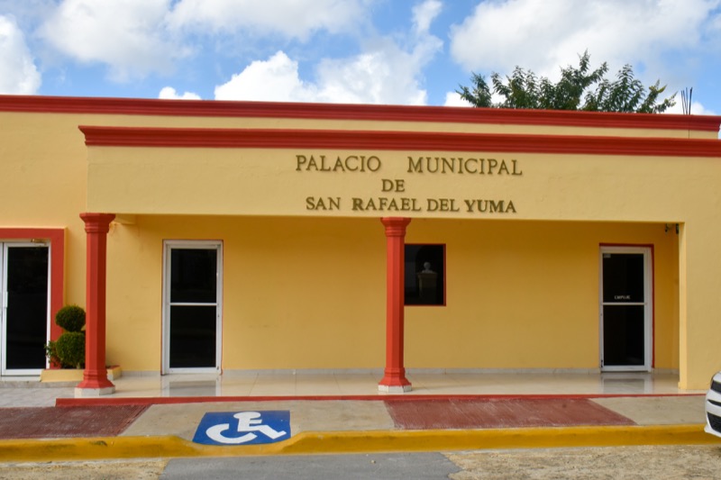 CONAPE firma convenio con Alcalde de Municipio San Rafael del Yuma