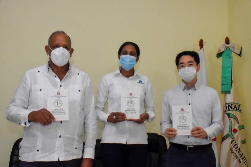 CONAPE firma convenio con Alcalde de Municipio San Rafael del Yuma