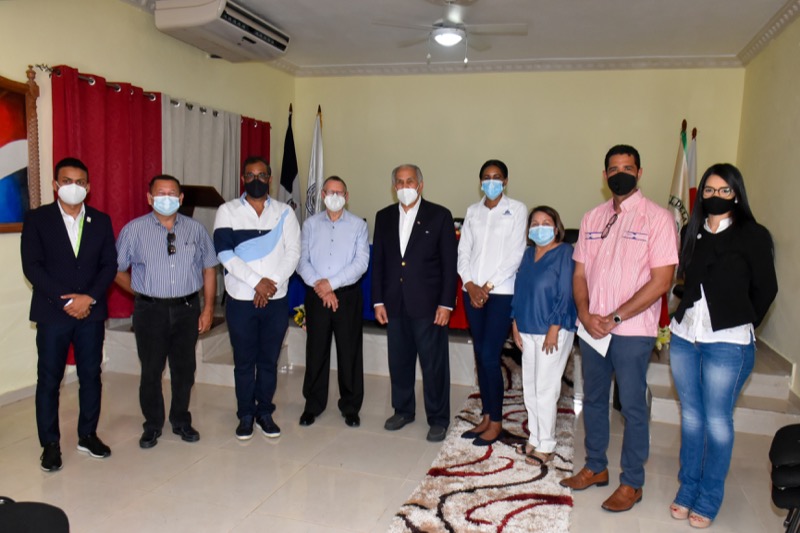 CONAPE firma convenio con Alcalde de Municipio San Rafael del Yuma