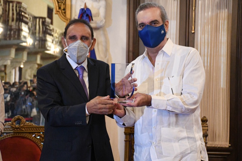 El Poder Ejecutivo entrega premios a adultos mayores en Palacio.