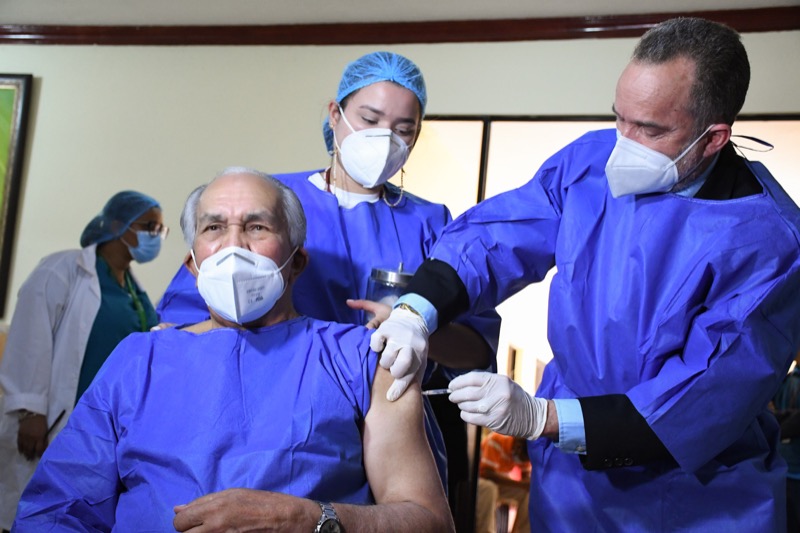 Director del CONAPE se vacuna contra el Covid-19, como ejemplo a los adultos mayores
