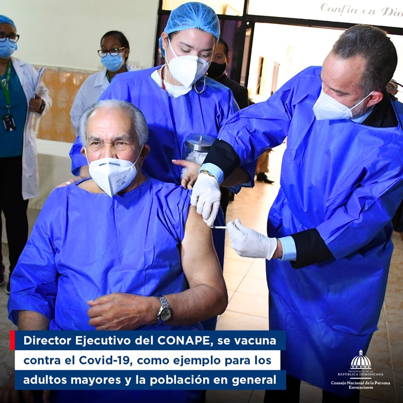 Director del CONAPE se vacuna contra el Covid-19, como ejemplo a los adultos mayores