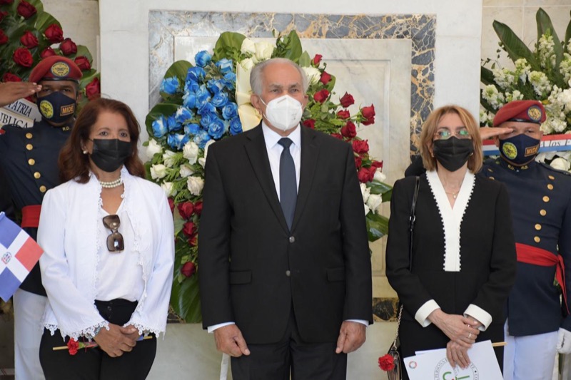 EL CONAPE DEPOSITA OFRENDA FLORAL EN ALTAR DE LA PATRIA