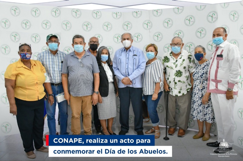 CONAPE agasaja a los abuelos en su día