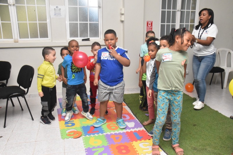 CONAPE realiza actividad intergeneracional entre niños y adultos mayores.