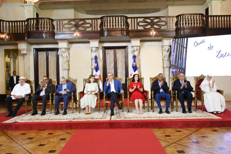 Presidente Luis Abinader y el director ejecutivo del CONAPE, entregan premio anual al envejeciente