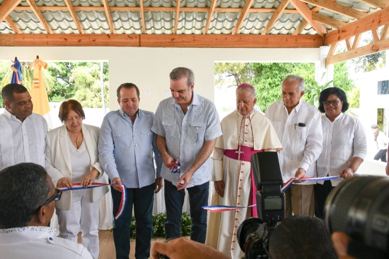 Abinader, director ejecutivo de CONAPE y obispo de Barahona ponen en servicio hogar para envejecientes en Batey Central.