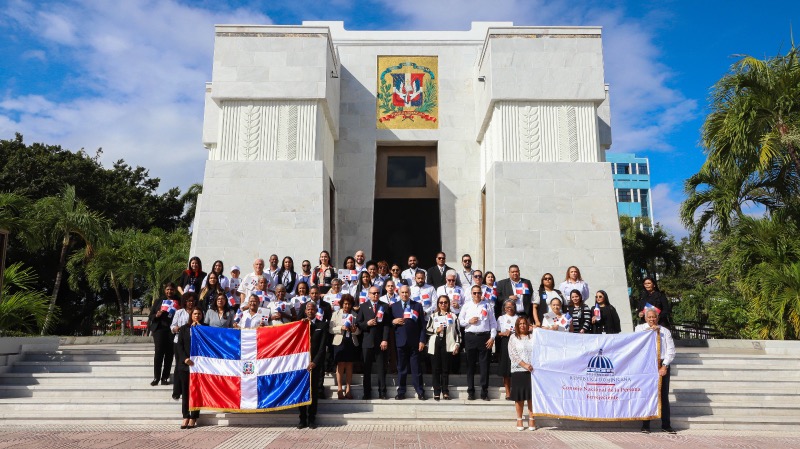 CONAPE honra adultos mayores al depositar ofrenda floral con motivo del aniversario de la Independencia Nacional