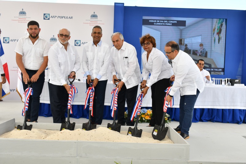 CONAPE da primer palazo para la construcción de una hogar para adultos mayores en Pedernales