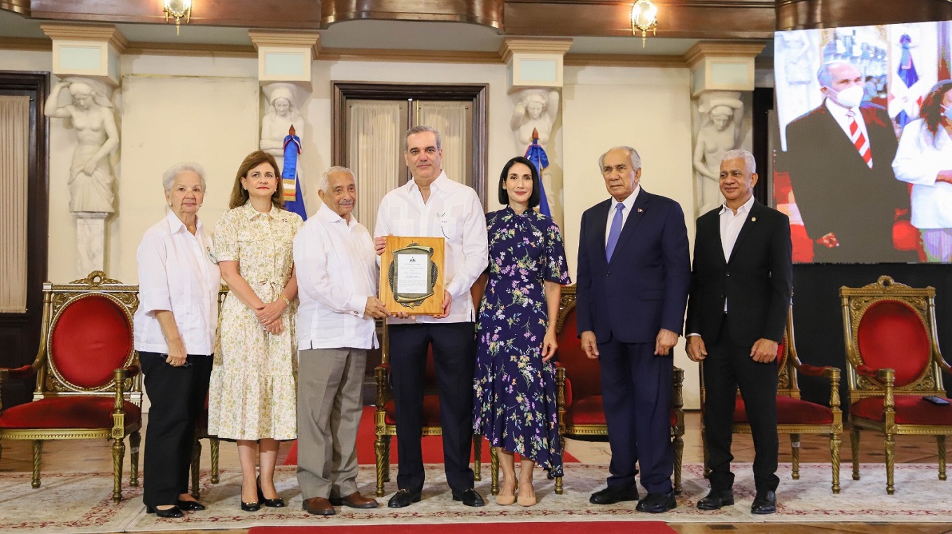 Presidente Luis Abinader y el director ejecutivo del CONAPE reconocen el arte y la trayectoria a propósito del Día Internacional de la Persona de Edad