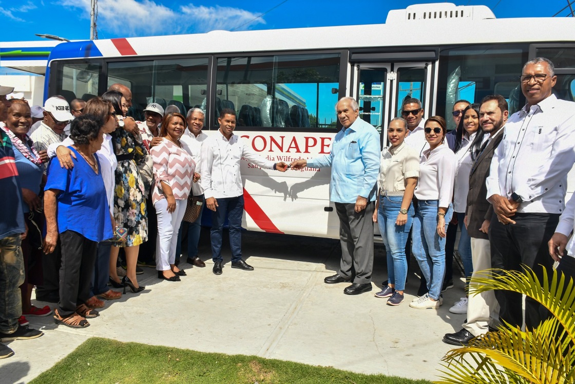 Adultos mayores de San Juan de la Maguana cuentan con servicio de transporte para sus actividades cotidianas