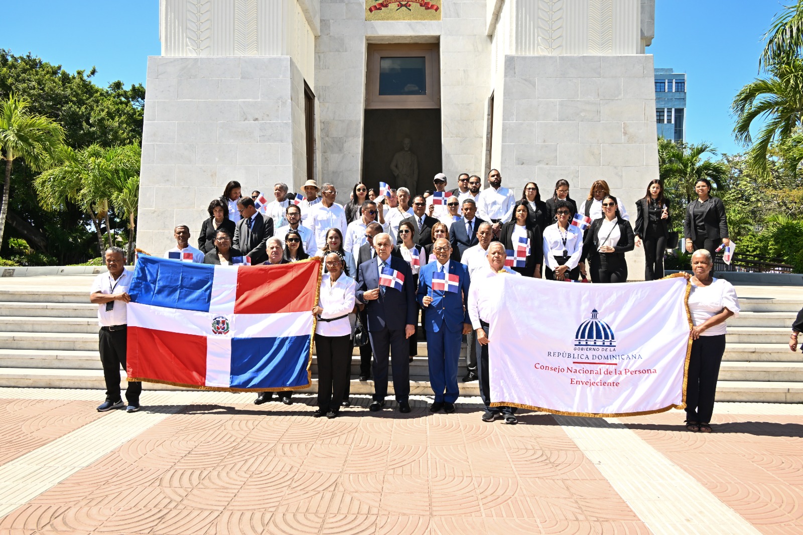 CONAPE realiza homenaje a los padres de la patria junto a decenas de adultos mayores