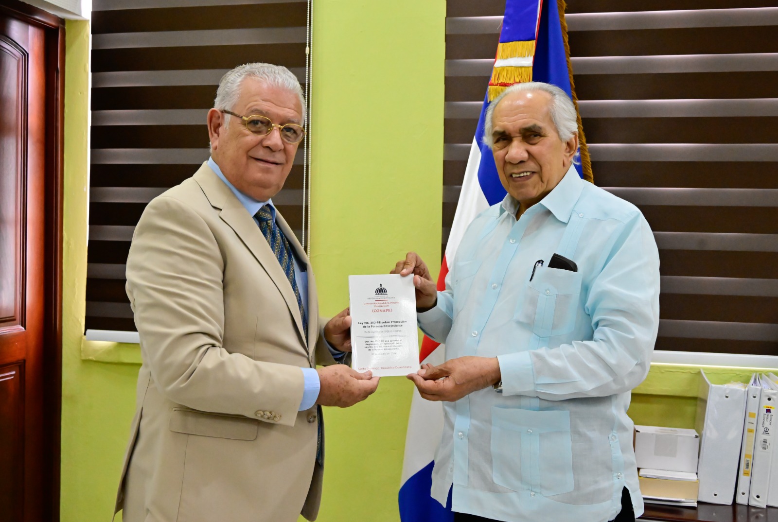 CONAPE y el embajador José Rafael Espaillat exploran alianzas para fortalecer la formación técnica en atención a adultos mayores