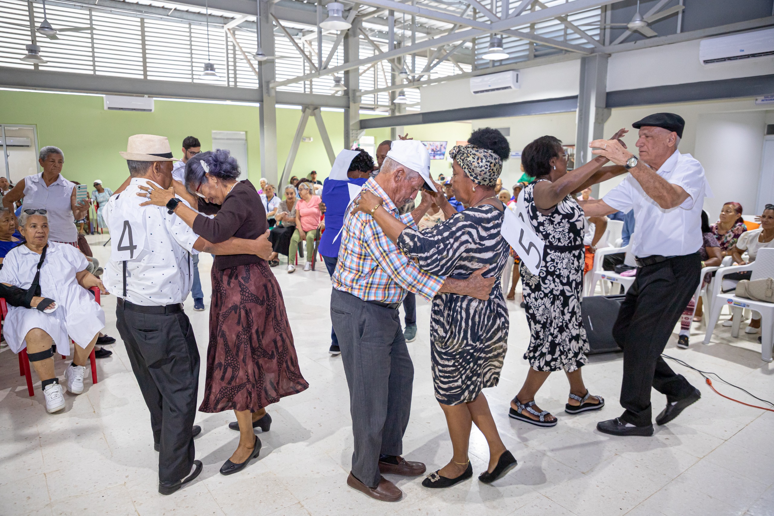 Baile, emoción y recuerdos: adultos mayores reviven su juventud en concurso de baile
