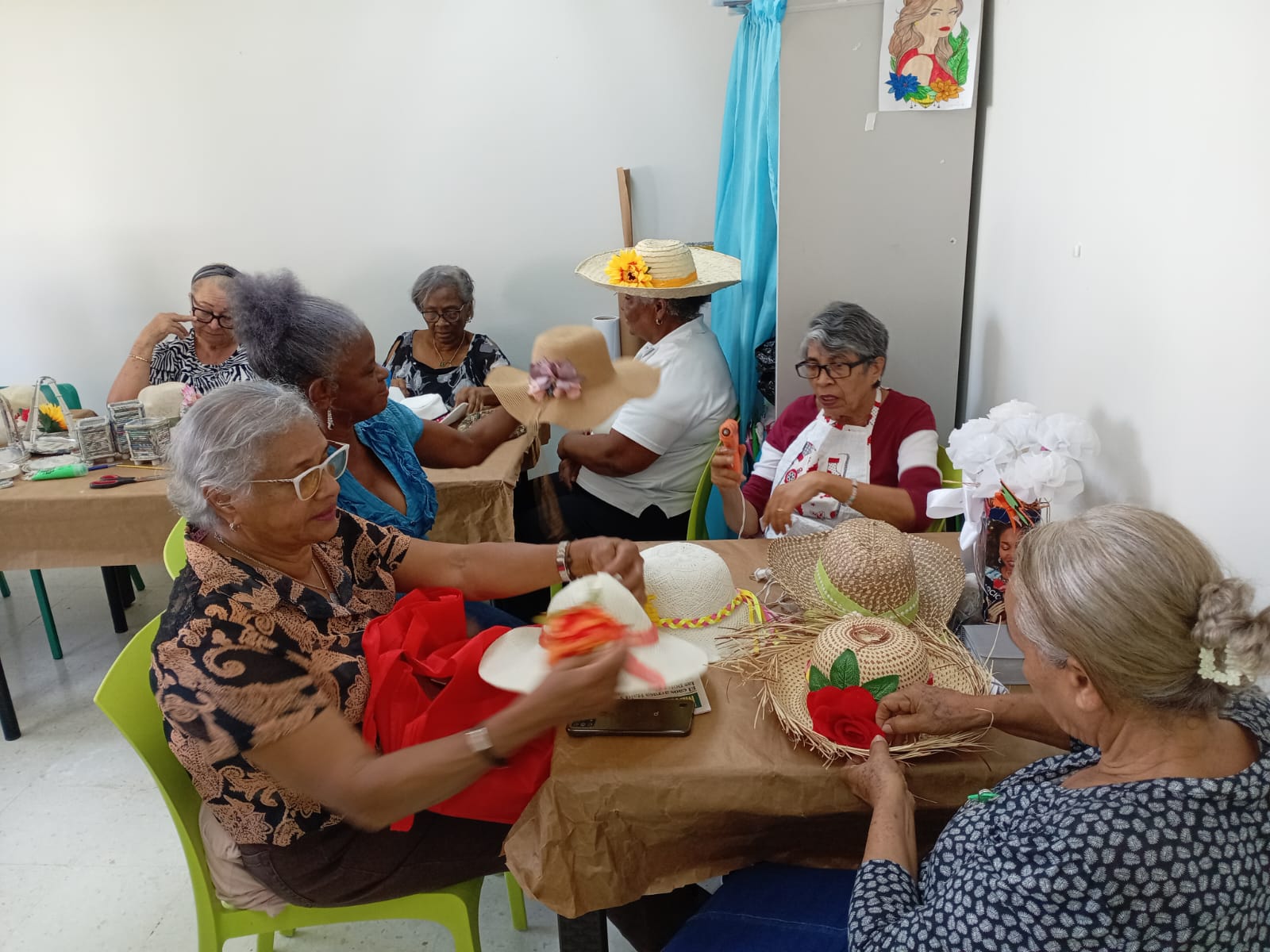 Adultas mayores  decoran sombreros como parte de su terapia ocupacional