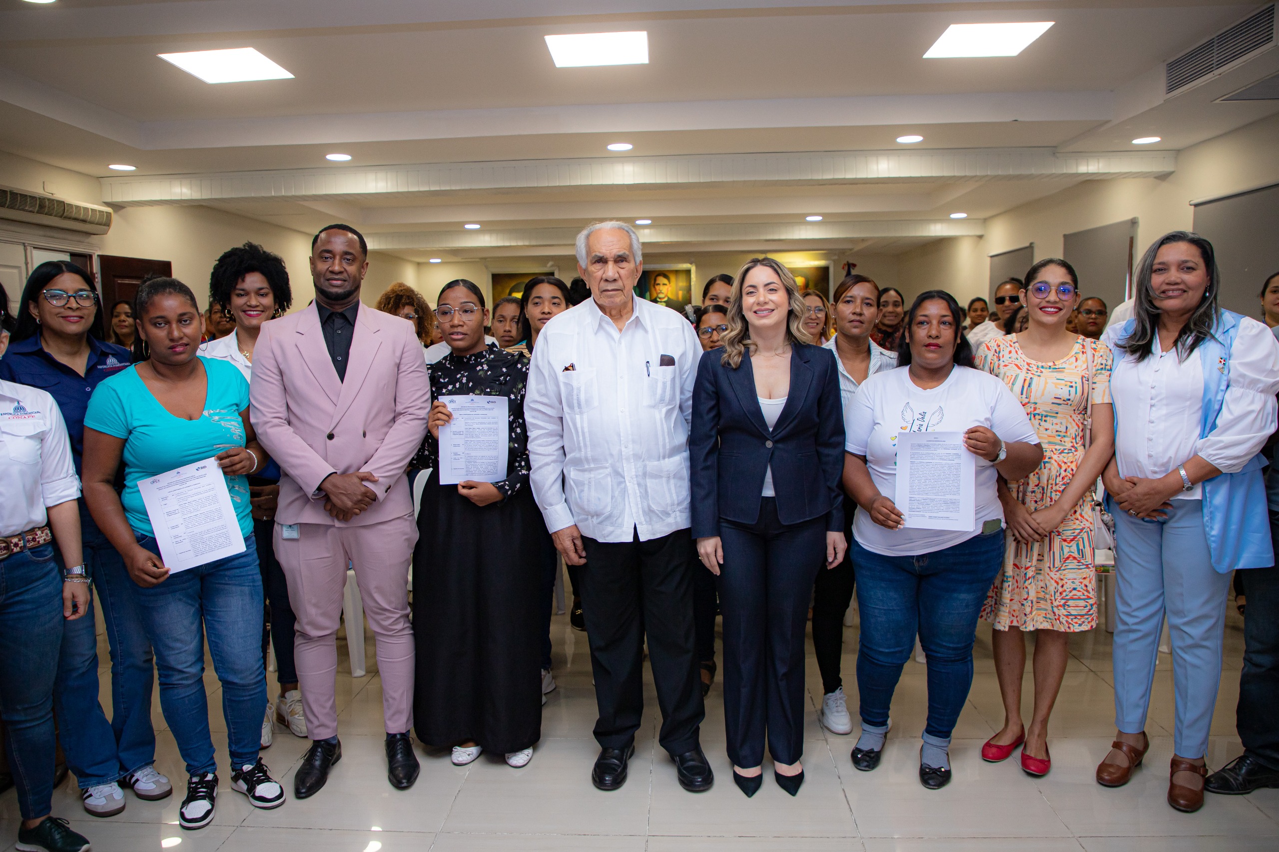 Cuidar con dignidad: Tercer grupo de personas inician pasantías remuneradas tras firma de compromiso en Azua